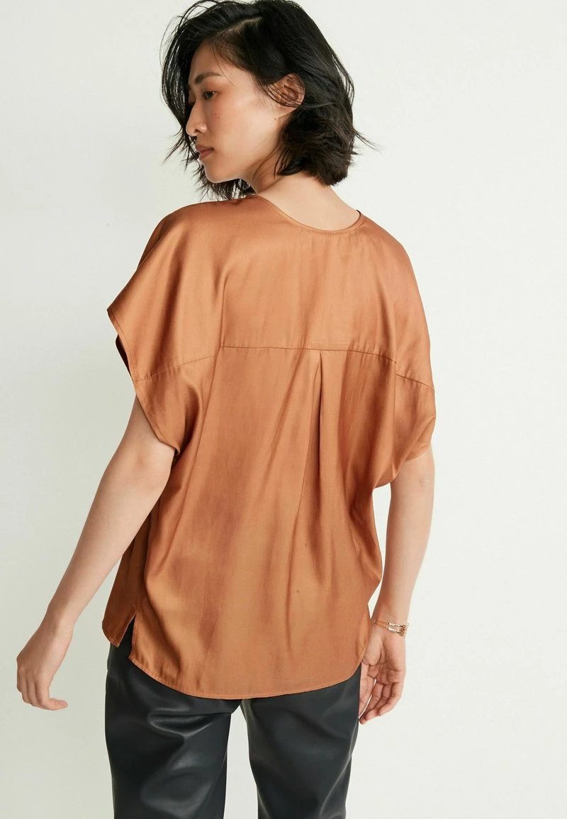Next Bluse - Camel Brown | Damen – Bild 2
