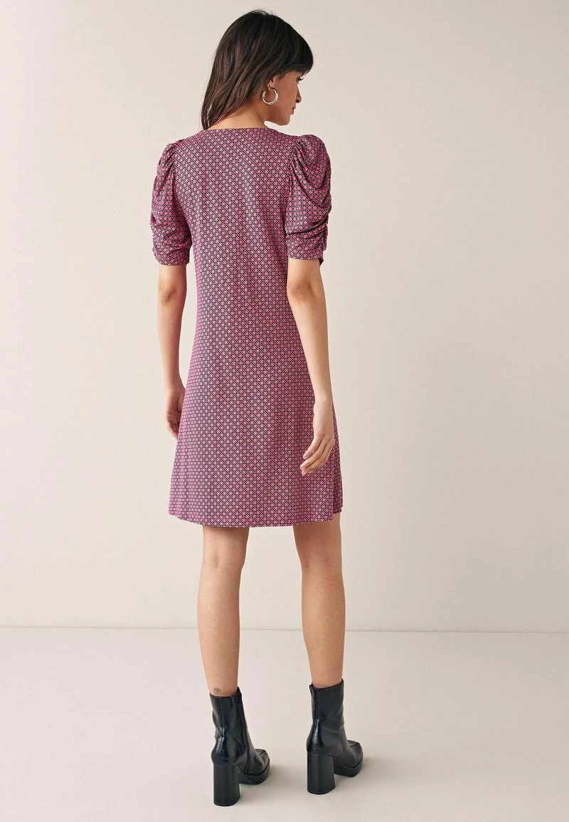 Next SHORT SLEEVE TEA - Freizeitkleid - Pink Geometric Print | Damen